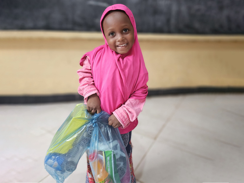 Bayramlık Elbise ve Oyuncak (Afrika)